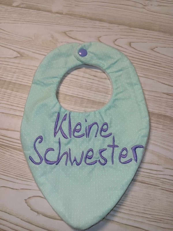 Newborn Haltuch mit Spruch, "Kleine Schwester" mint/lila